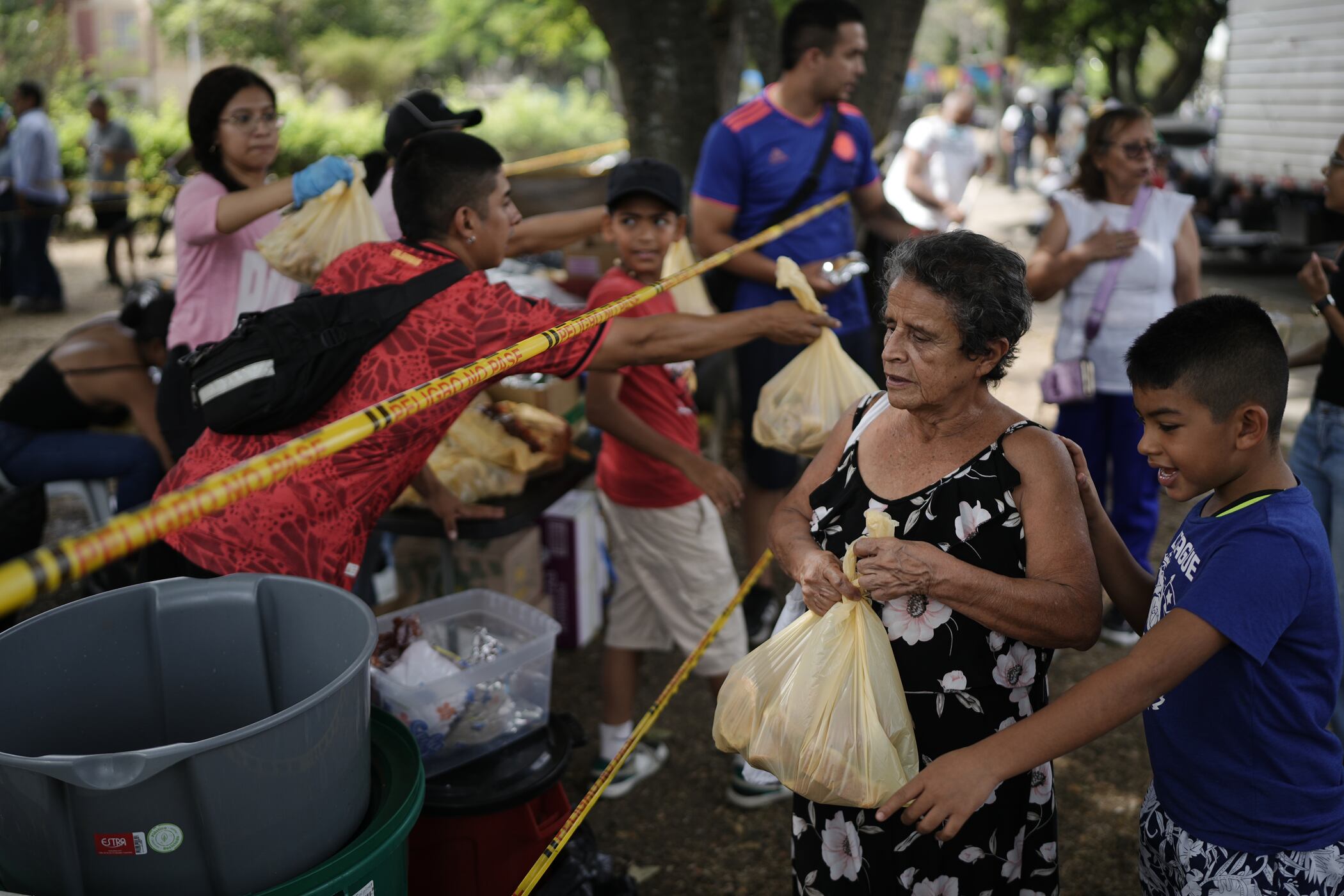 Familias reciben paquetes de alimentos después del terremoto en Cali